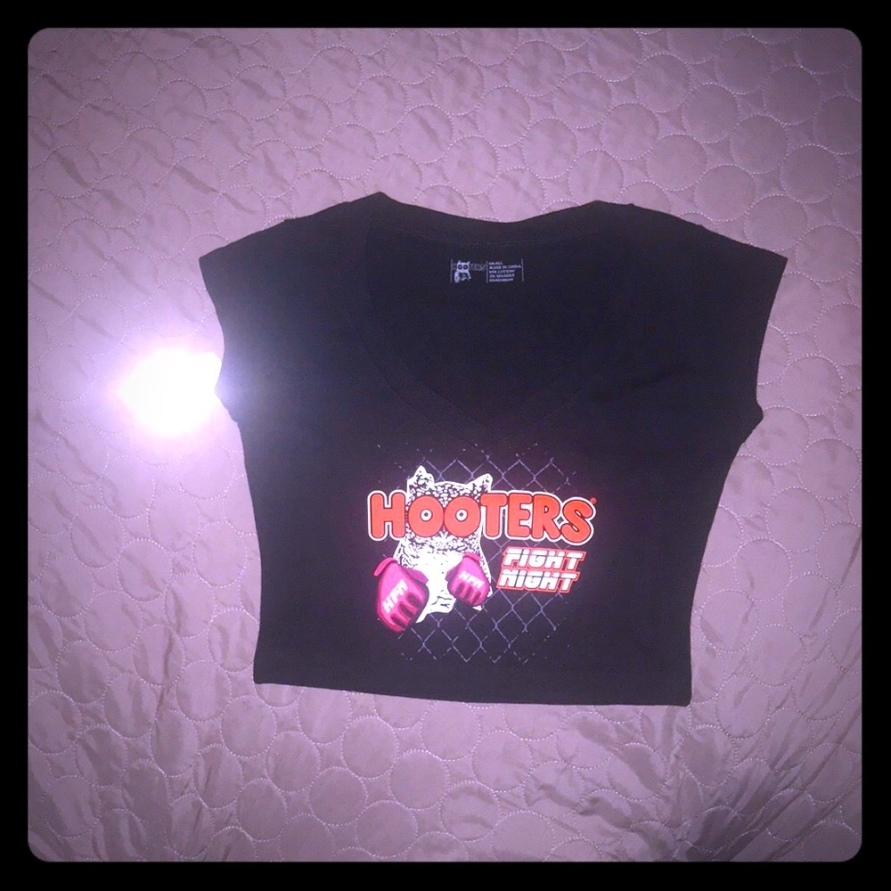 🌸🎉🎁NWT Hooters UFC Fight Night(Rare) crop top.